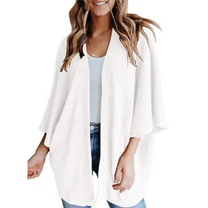Gilet décontracté pour femme en maille gaufrée blanche, coupe ample et manches 3/4.