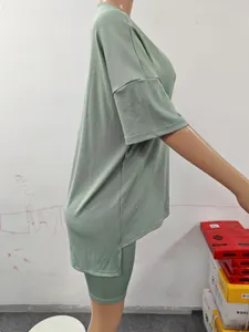Perfil lateral detallado de un conjunto de camiseta y mallas ciclistas de canalé verde salvia