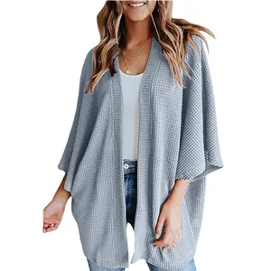 Gilet large en maille gaufrée pour femme avec manches trois-quarts en bleu pastel