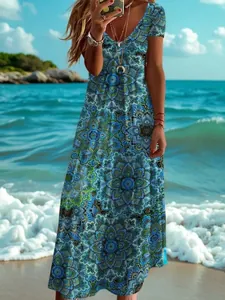 Elegantes Maxikleid mit blauem Mandala-Print in einer sommerlichen Strandkulisse