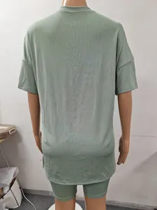 Vista trasera de un conjunto de camiseta y pantalones cortos acanalados verde salvia