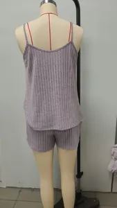 Vista posterior de un conjunto informal de dos piezas de camisola y pantalón corto lila