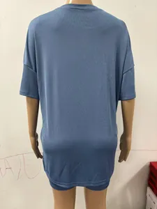 Vista trasera de un conjunto informal de camiseta de canalé azul y pantalones cortos
