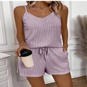 Detalle de un conjunto de dos piezas acanalado morado con camisola y pantalones.