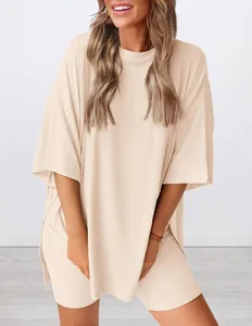 Detalle de un conjunto casual beige con camiseta de canalé y pantalones cortos combinados.