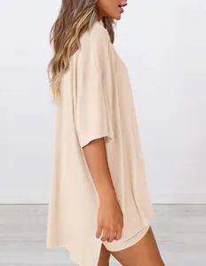 Seitenansicht eines beigen Oversized-T-Shirts mit passenden Shorts im Loungewear-Stil