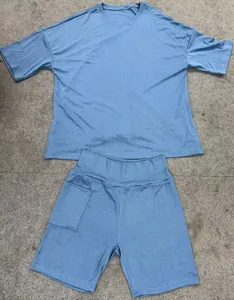Detaillierte Flachbildansicht eines hellblauen gerippten zweiteiligen Pyjama-Sets