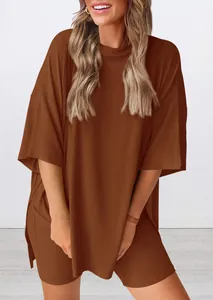 Detalle de un conjunto de camiseta y pantalón corto marrón oversize para el verano