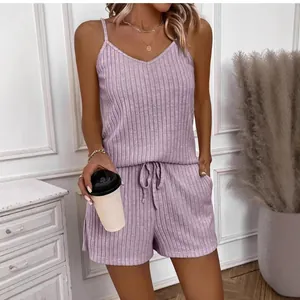 Elegante conjunto de dos piezas de camisola y pantalones cortos de canalé lila de verano
