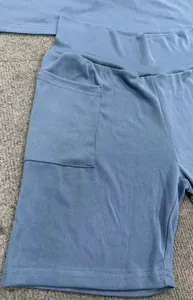 Detailansicht der blauen gerippten Lounge-Shorts mit praktischer Seitentasche und Gummibund