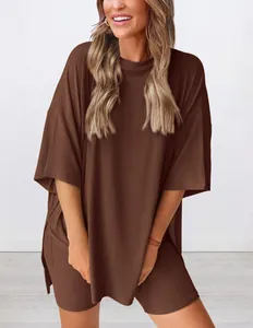 Conjunto informal de camiseta marrón oversize y pantalones cortos biker para el verano