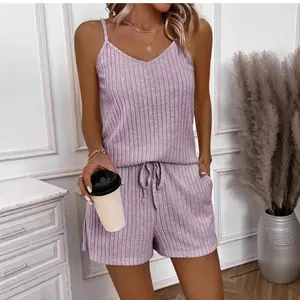 Conjunto de dos piezas de top de tirantes de canalé lila y pantalones cortos verano