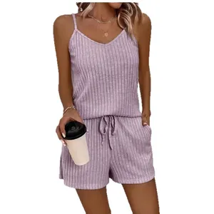 Conjunto de dos piezas de color lavanda para mujer con top de tirantes y pantalones.