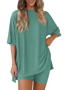 Detailansicht eines sommerlichen Rippstrick-Zweiteilers für Damen mit Oversized-T-Shirt und Shorts