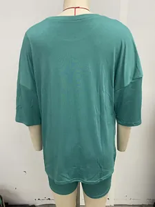 Rückansicht eines locker sitzenden Damen-Loungesets in Blaugrün mit T-Shirt und Shorts
