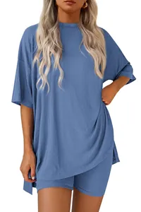 Detailansicht des blauen Oversized-T-Shirts mit passenden Biker-Shorts für Damen