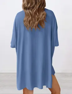 Detaillierte Rückansicht eines bequemen blauen Oversized-Schlaf-T-Shirts für Damen