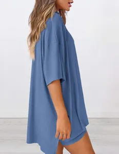 Seitenansicht eines blauen Oversize-Lounge-Sets mit locker sitzenden Kurzärmeln für Damen.