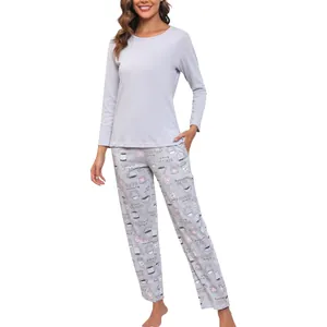Vue détaillée d'un ensemble de pyjama deux pièces pour femmes avec pantalon imprimé café