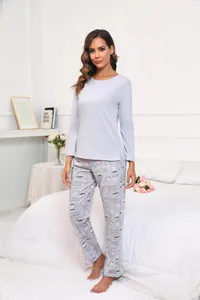 Ensemble pyjama élégant pour femme avec haut bleu à manches longues et pantalon.