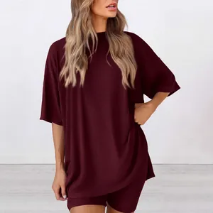 Conjunto granate de camiseta extragrande y pantalones cortos de ciclista acanalados