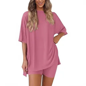 Conjunto casual de verano para mujer con camiseta oversize y mallas de ciclista rosa