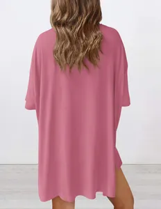 Rückansicht eines rosa übergroßen Freizeit-Schlafanzug-T-Shirts für Damen in schlichter Umgebung