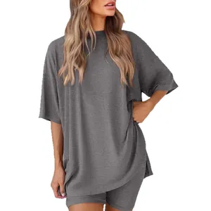 Conjunto de verano informal para mujer, set de descanso con camiseta gris y pantalones.