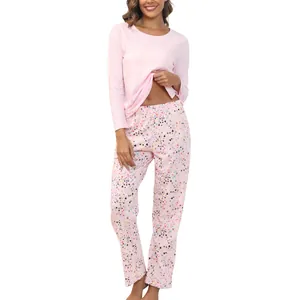 Vue détaillée de l'ensemble loungewear rose pour femme avec pantalon à étoiles