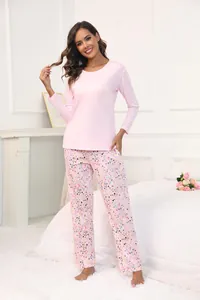 Vue complète de l'ensemble de pyjama rose à manches longues avec pantalon imprimé
