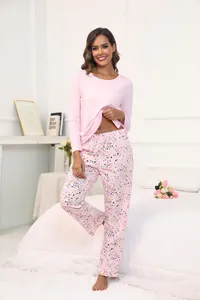 Ensemble pyjama avec t-shirt rose à manches longues et pantalon imprimé étoiles