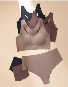 Nahtloses Sport-BH und Slip-Set in Erdtönen auf minimalistischem beigem Hintergrund
