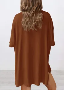 Rückansicht eines bequemen, lockeren, terracottafarbenen Nachthemds für Damen im Sommer