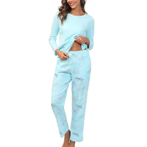 Vue détaillée d'un ensemble de pyjama bleu clair pour femme avec un pantalon de nuit imprimé