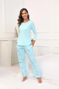 Ensemble pyjama bleu clair avec haut à manches longues et pantalon imprimé libellule