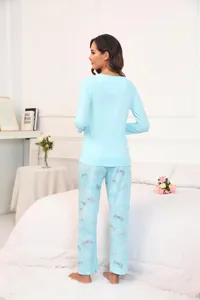Vue de dos de l'ensemble de détente bleu clair montrant la coupe du haut et du pantalon