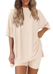 Detailansicht eines beigen gerippten Lounge-Sets mit Oversize-Oberteil und Shorts