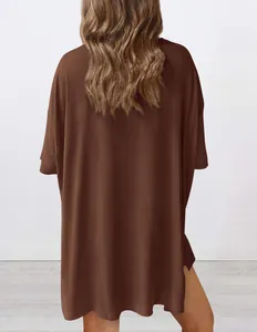 Detaillierte Rückansicht eines braunen, locker sitzenden Freizeit-T-Shirts für Damen Mode