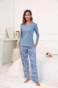 Ensemble de détente décontracté avec haut bleu à manches longues et pantalon à imprimé d'étoiles