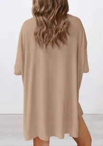 Detaillierte Rückansicht des übergroßen beigen Loungewear-Oberteils mit lockerer Passform
