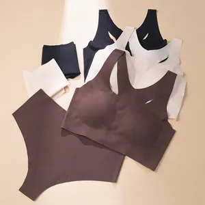 Set reggiseno e slip senza cuciture in seta ghiacciata in marrone e nero.
