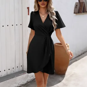 Abito estivo nero a portafoglio con scollo a V e cintura in vita, stile elegante.