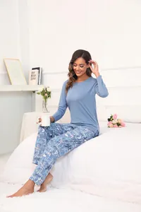 Détail d'un pyjama bleu pour femme avec pantalon à motif étoilé