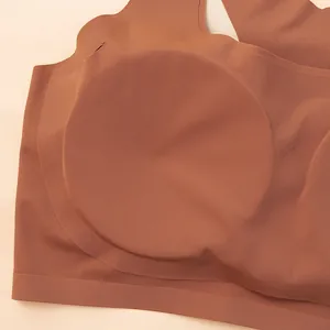 Vista dettagliata del reggiseno sportivo in seta ghiaccio senza cuciture con imbottiture