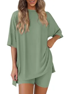 Detailansicht eines bequemen grünen Loungewear-Sets für Damen mit gerippten Shorts.