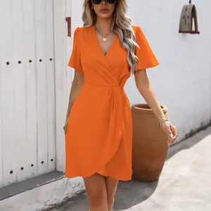 Elegante abito a portafoglio arancione con scollo a V e maniche a farfalla per l'estate