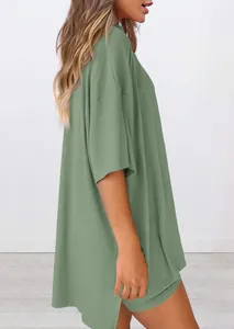 Seitenansicht des bequemen salbeigrünen Ripp-Loungewear-Sets mit Oversized-T-Shirt