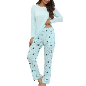 Vue détaillée d'un pyjama pour femme avec imprimé étoiles et lunes sur tissu bleu ciel.