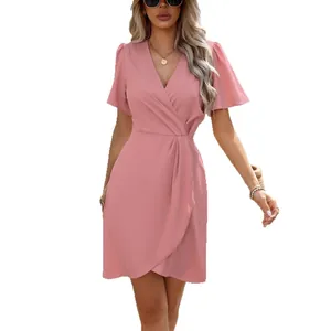 Elegante abito estivo rosa con scollo a V, maniche corte e cintura in vita alla moda