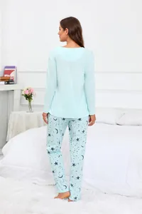 Vue arrière du pyjama bleu clair pour femmes avec haut manches longues et pantalon